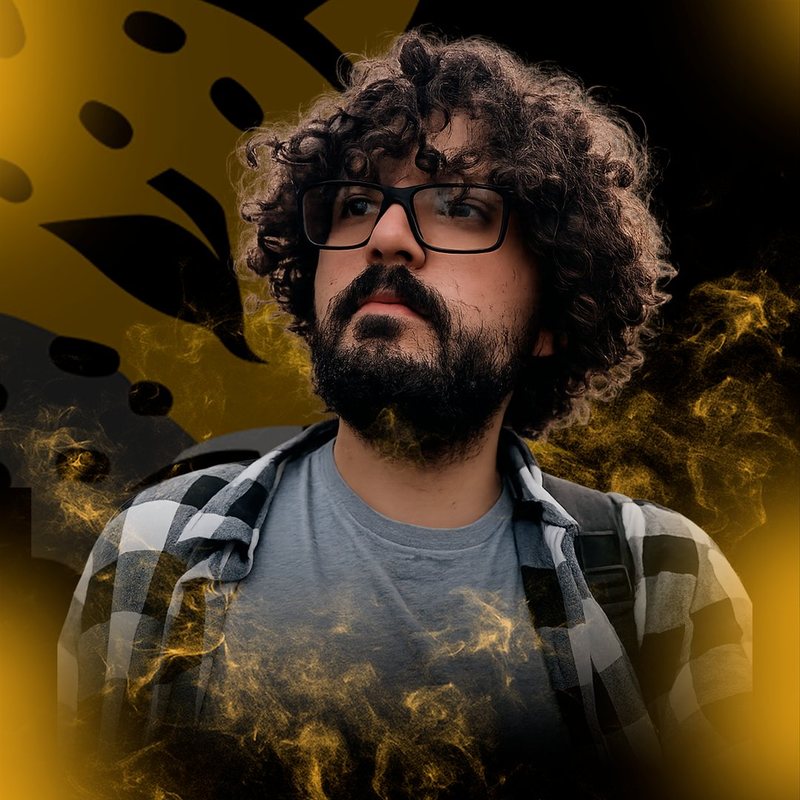 Retrato do Professor Eduardo Gabriel, de óculos, camiseta cinza e camisa xadrez, com fundo preto e amarelo.